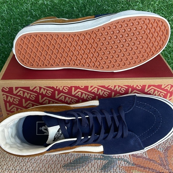 Vans Sk8-Hi High Top Blue/ Brown Corduroy (Men's)
Sk8-Hi "Navy/Brown" Men's Shoe - Picture 6 of 16